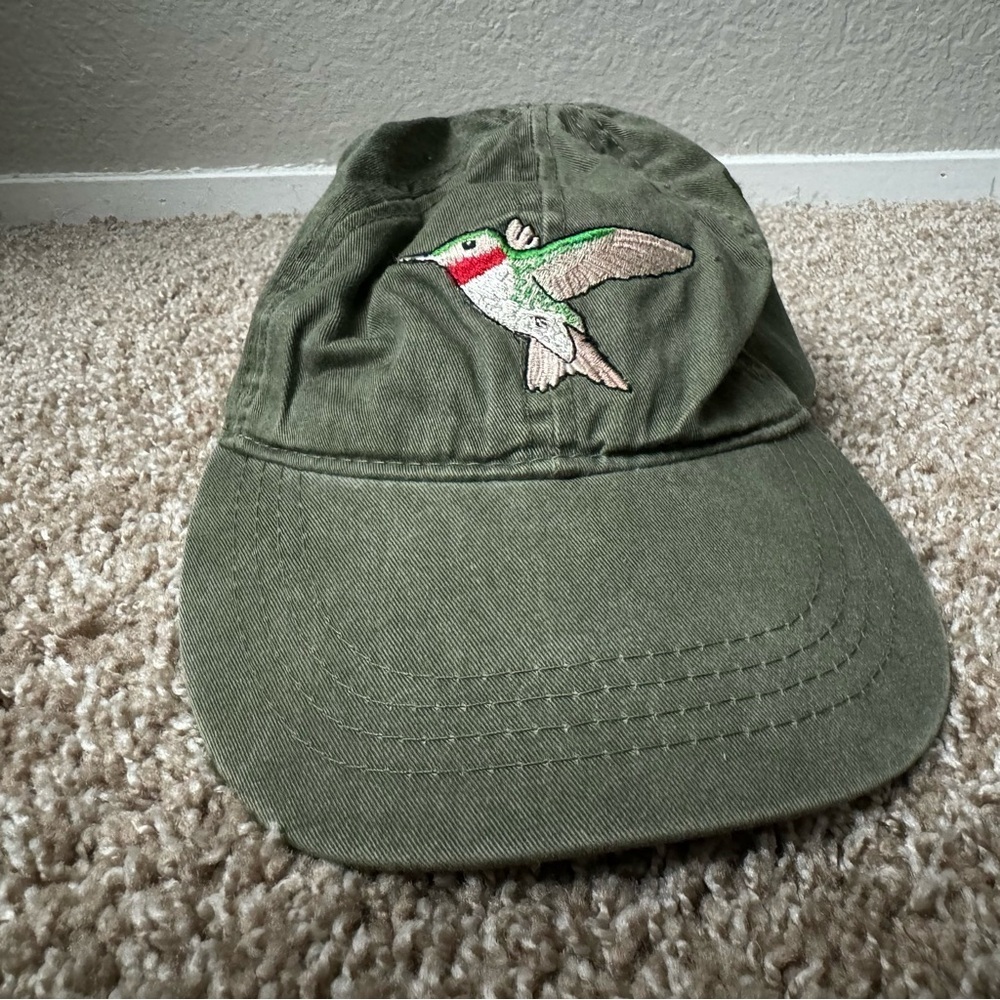 Tohono Chul Park Women’s Green Embroidered Hummingbird Curved Bill Hat‎